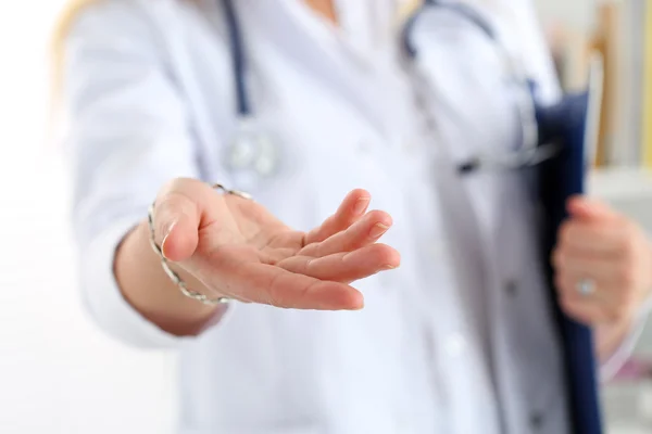 Лікар жіночої медицини пропонує допомогу руці крупним планом — стокове фото