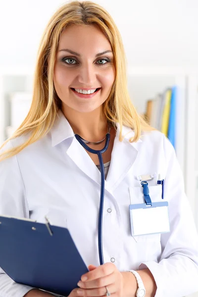 Hermosa sonriente médico femenino sujetar portapapeles — Foto de Stock