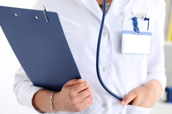 Mujer doctor mano hold documento pad —  Fotos de Stock