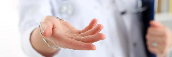 Női gyógyszer orvos kínál segítő kéz Vértes — Stock Fotó