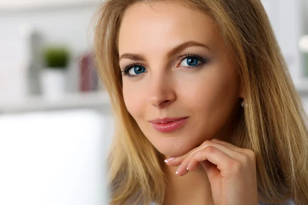 Mooie blonde Glimlachende zakenvrouw werk met laptop — Stockfoto