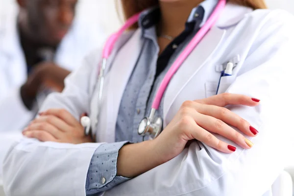 Kvinnliga medicin läkare händerna korsade på hennes bröst i office — Stockfoto