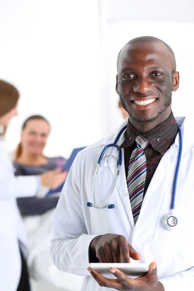 Dijital tablet pc parmak ile siyah erkek doktor noktası — Stok fotoğraf
