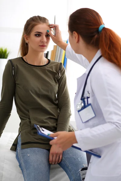 Kvinnliga medicine doktor undersöka patienten — Stockfoto