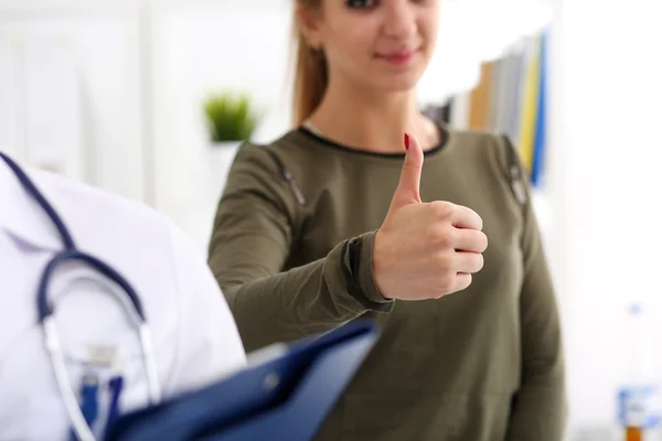 Kvinnlig patient visar Ok eller godkännande tecken — Stockfoto