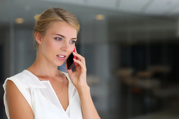 Красивая блондинка улыбается деловая женщина говорить красный сотовый телефон — стоковое фото