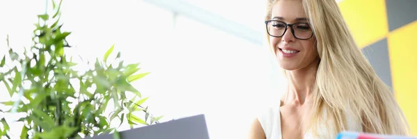 Charmante Angestellte im weißen Kleid — Stockfoto