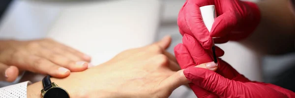 Trabajador con guantes rojos —  Fotos de Stock