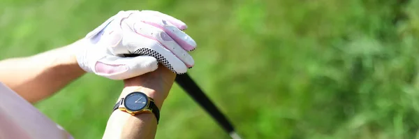 Manos femeninas con guantes sosteniendo el palo de golf de cerca —  Fotos de Stock