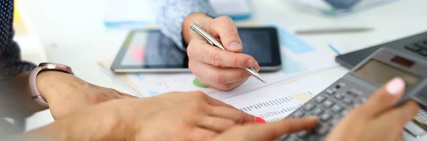 Pessoas no escritório discutindo o plano financeiro — Fotografia de Stock