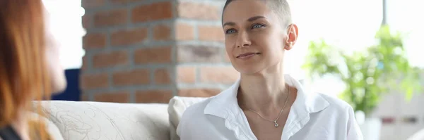 Stilvolle Frauen haben Spaß beim Reden und Kaffeetrinken — Stockfoto