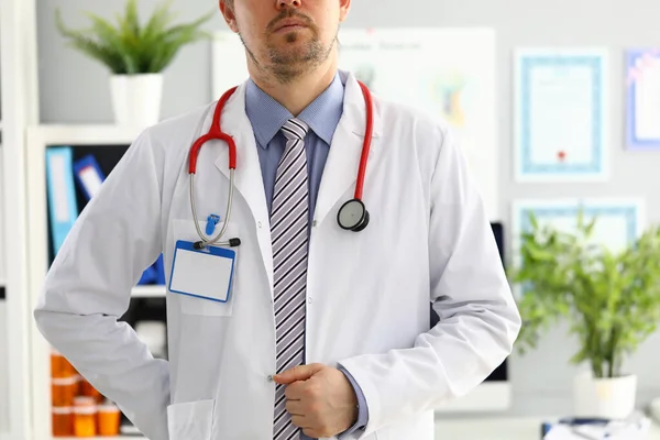 Estetoscópio deitado no peito do médico terapeuta masculino — Fotografia de Stock