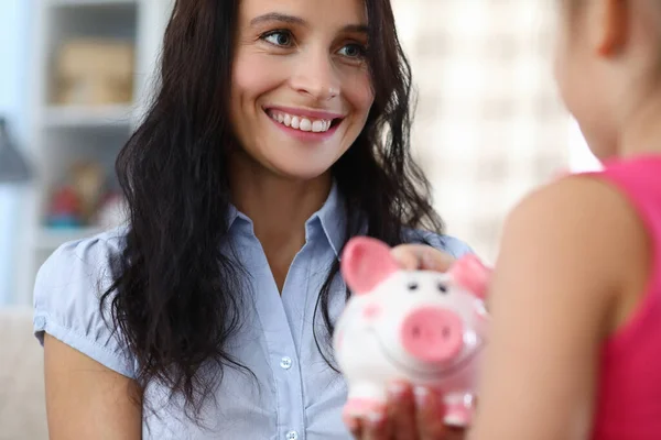 Moeder met spaarpot — Stockfoto