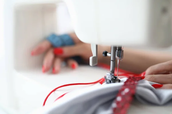 Detailed picture of seamstress at work — Stock Photo, Image