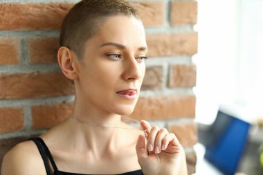 Kız yalnız zaman geçiriyor.