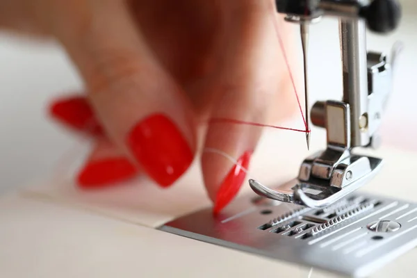 Kleermaker met mooie nagels — Stockfoto