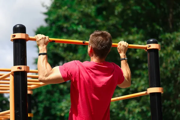 Homme travaillant dans le parc — Photo