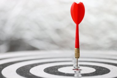 Dart, siyah beyaz dartın tam ortasında..