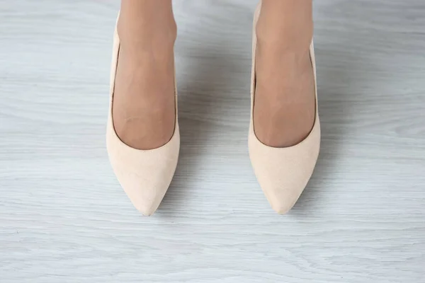 Kvinnors ben i klassiska beige skor närbild — Stockfoto