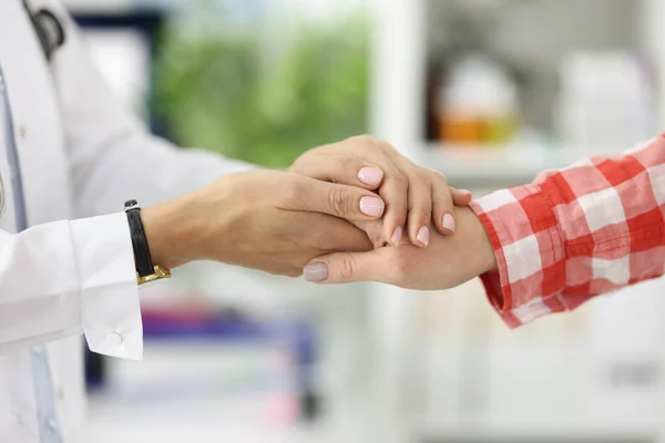 Apretón de manos entre médico y paciente en consultorio médico. — Foto de Stock