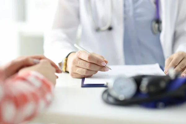 Tonometer ligt op tafel van de artsen hand met patiënten hanteren. — Stockfoto