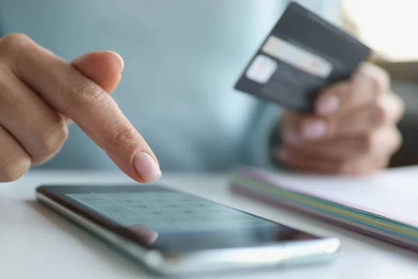 Woman makes online payments through smartphone closeup — Stock Photo, Image