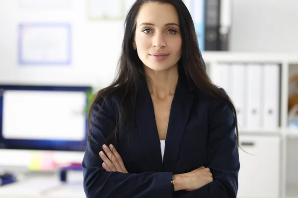 Portret van jonge brunette vrouw in business suit in office — Stockfoto