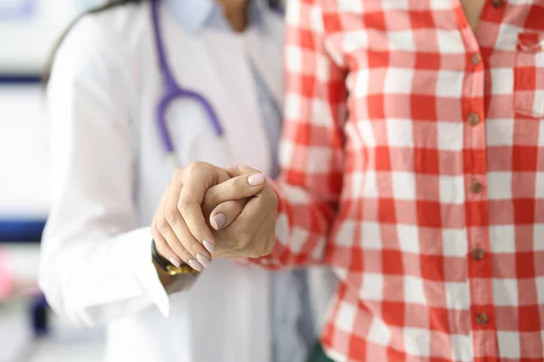 Arzt unterstützt Patienten mit der Hand und hilft beim Gang in die Klinik — Stockfoto