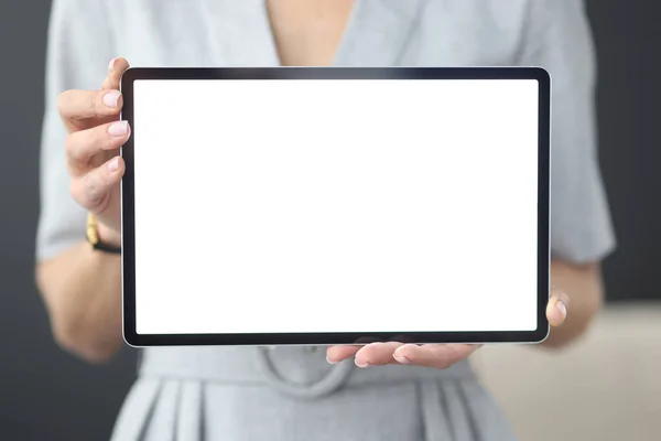Les mains féminines tiennent la tablette avec écran blanc — Photo