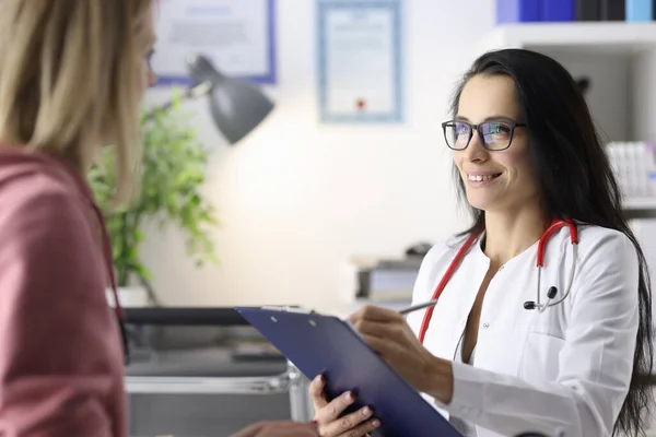 Médico mujer realiza recepción de pacientes en consultorio médico. — Foto de Stock