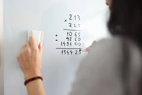 Mujer en pizarra blanca añade números de matemáticas — Foto de Stock