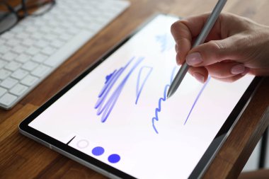 Dijital tablette stilus çizen kadın.