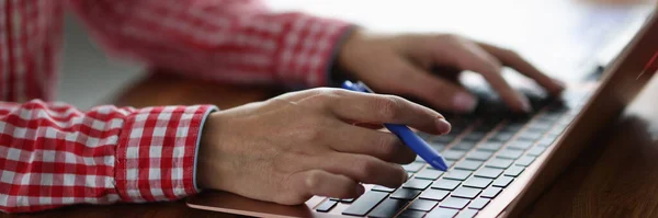 Γυναικεία χέρια στο πληκτρολόγιο laptop στην επιφάνεια εργασίας. — Φωτογραφία Αρχείου
