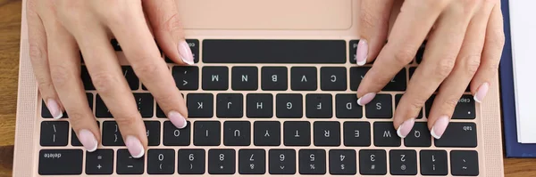 Las manos femeninas están escribiendo en el teclado del ordenador portátil. — Foto de Stock