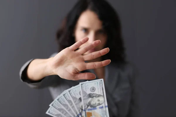 Mujer de negocios con la mano negándose ofreció dinero primer plano —  Fotos de Stock