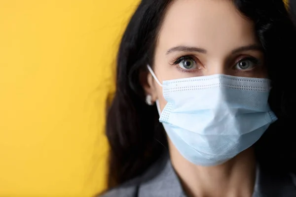 医療保護面を身に着けているビジネス女性の肖像 — ストック写真