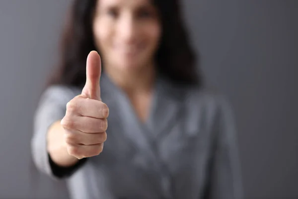 Mujer de negocios moderna mostrando el pulgar hacia arriba en primer plano de la oficina — Foto de Stock