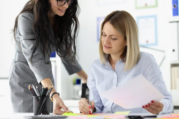 Empresaria trajo documentos para su firma al jefe. — Foto de Stock