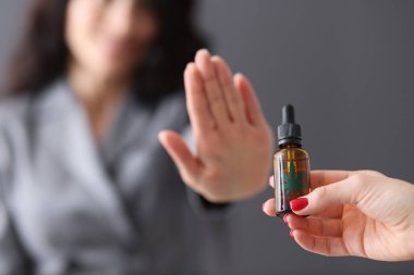 Bir şişe marihuana kadına verilir..