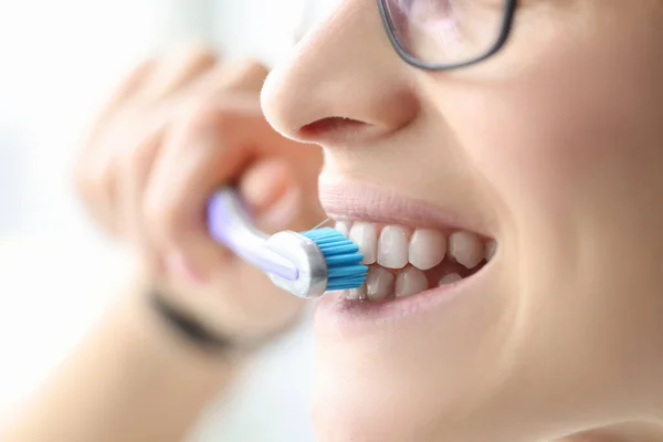Kvinna borsta tänderna med borste i badrum närbild — Stockfoto