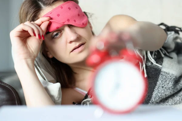 Женщина поднимает руку на маску для сна и щёлкает тревогой. — стоковое фото