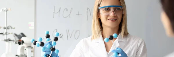 Dos investigadores están estudiando las fórmulas químicas de cerca — Foto de Stock