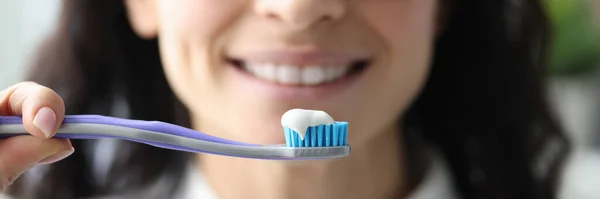 Portrait of smiling woman with toothpaste and brush. — Stock Photo, Image