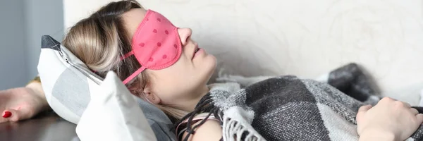 Slapen vrouw bank met slaap masker closeup — Stockfoto