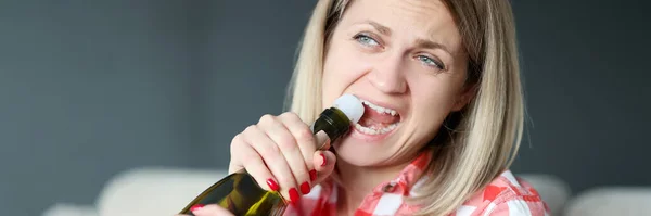 Женщина открывает бутылку шампанского зубами. — стоковое фото