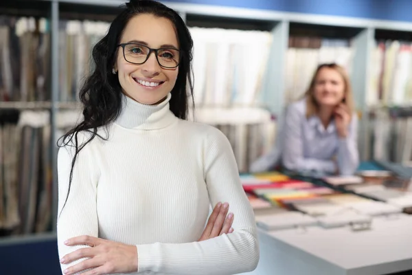 Glimlachend consulent met bril bij weefselsalon — Stockfoto