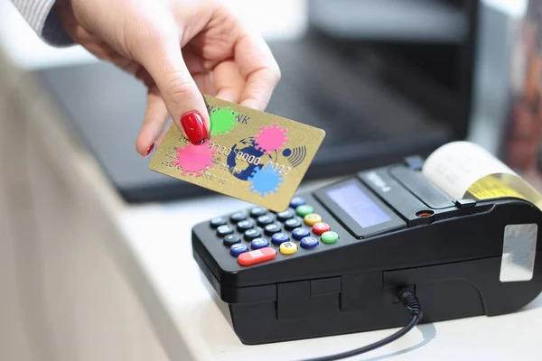 Womans hand holding bank card with coronavirus near cash register closeup — Stock Photo, Image