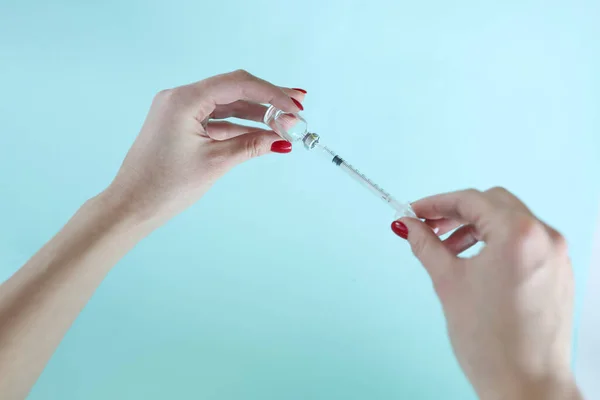 As mãos femininas estão a tomar o medicamento com a seringa de perto do frasco — Fotografia de Stock