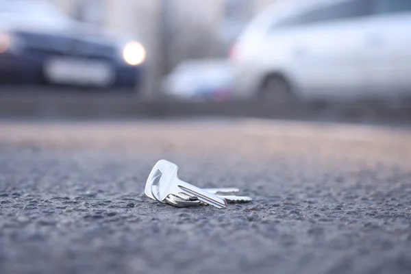 Schlüsselbund liegt auf Parkplatz auf Straße — Stockfoto