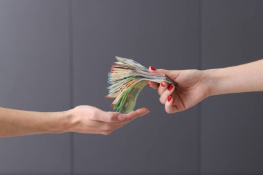 İş kadını iş arkadaşına çok para veriyor.